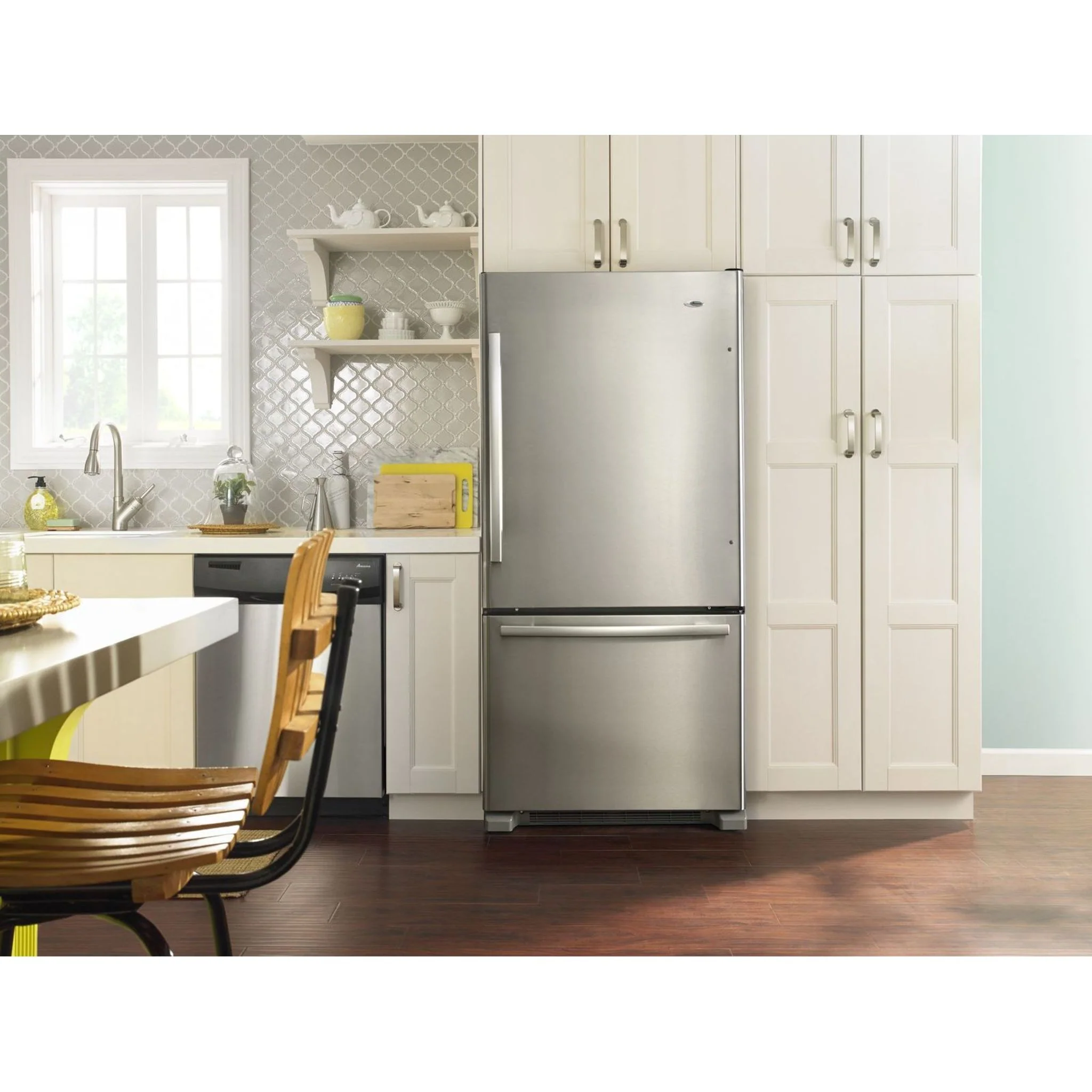 Amana 33-inch Wide Bottom-Freezer Refrigerator with EasyFreezerPull-Out Drawer − 22 cu. ft. Capacity -Stainless Steel (ABB2224BRM) - Image 17