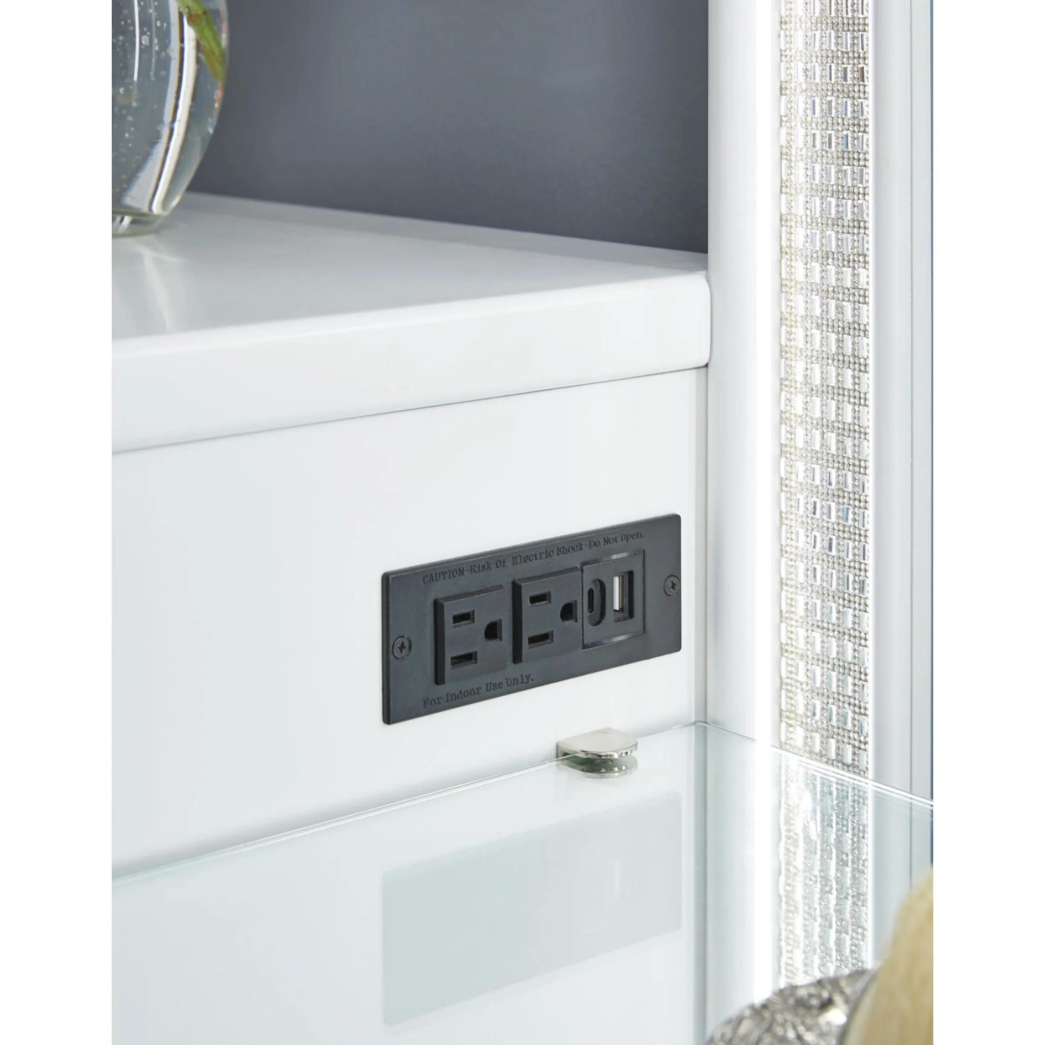Chalanna Vanity and Mirror - White - Image 6