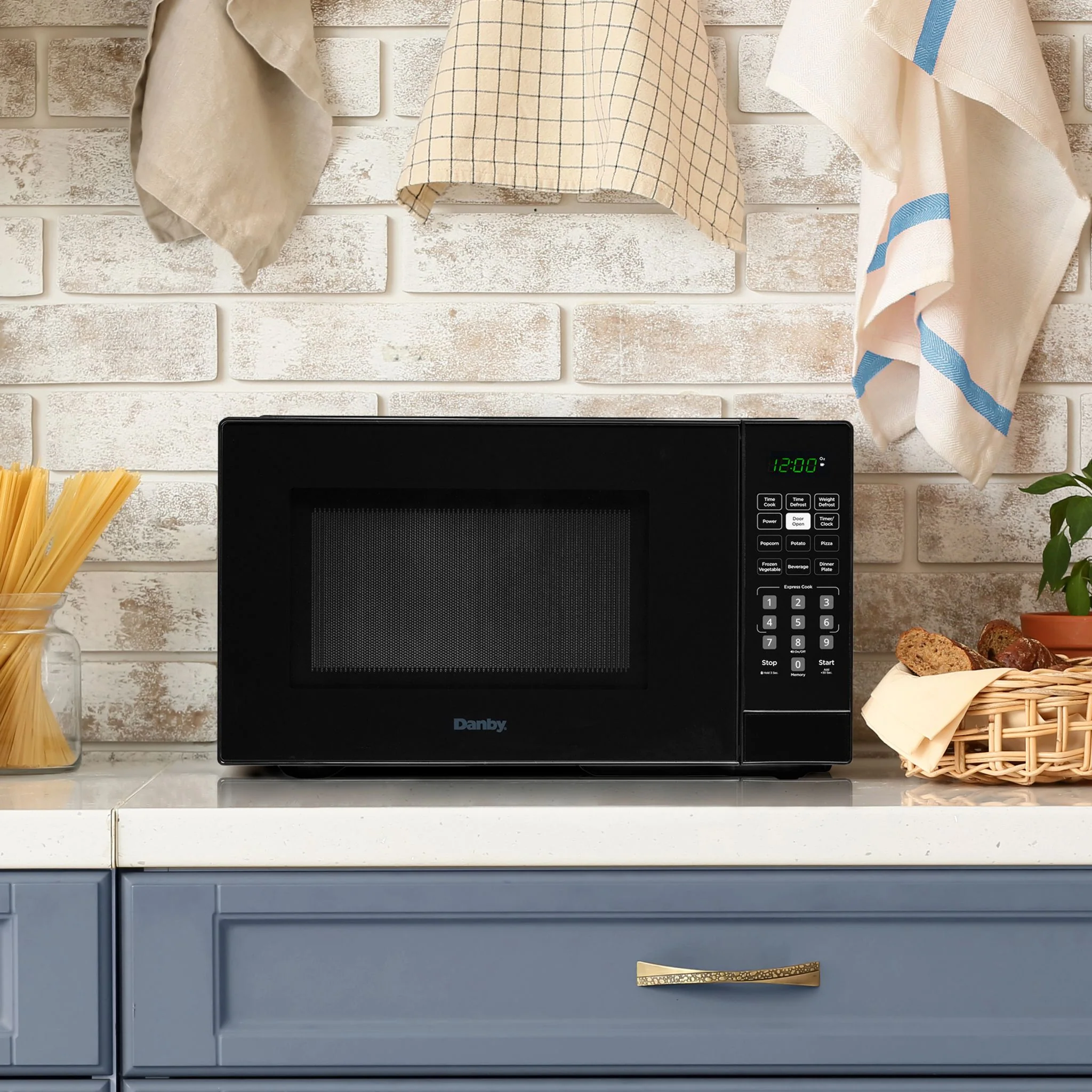 Danby 1.1 cu. ft. Countertop Microwave -Black (DBMW1121BBB) - Image 11