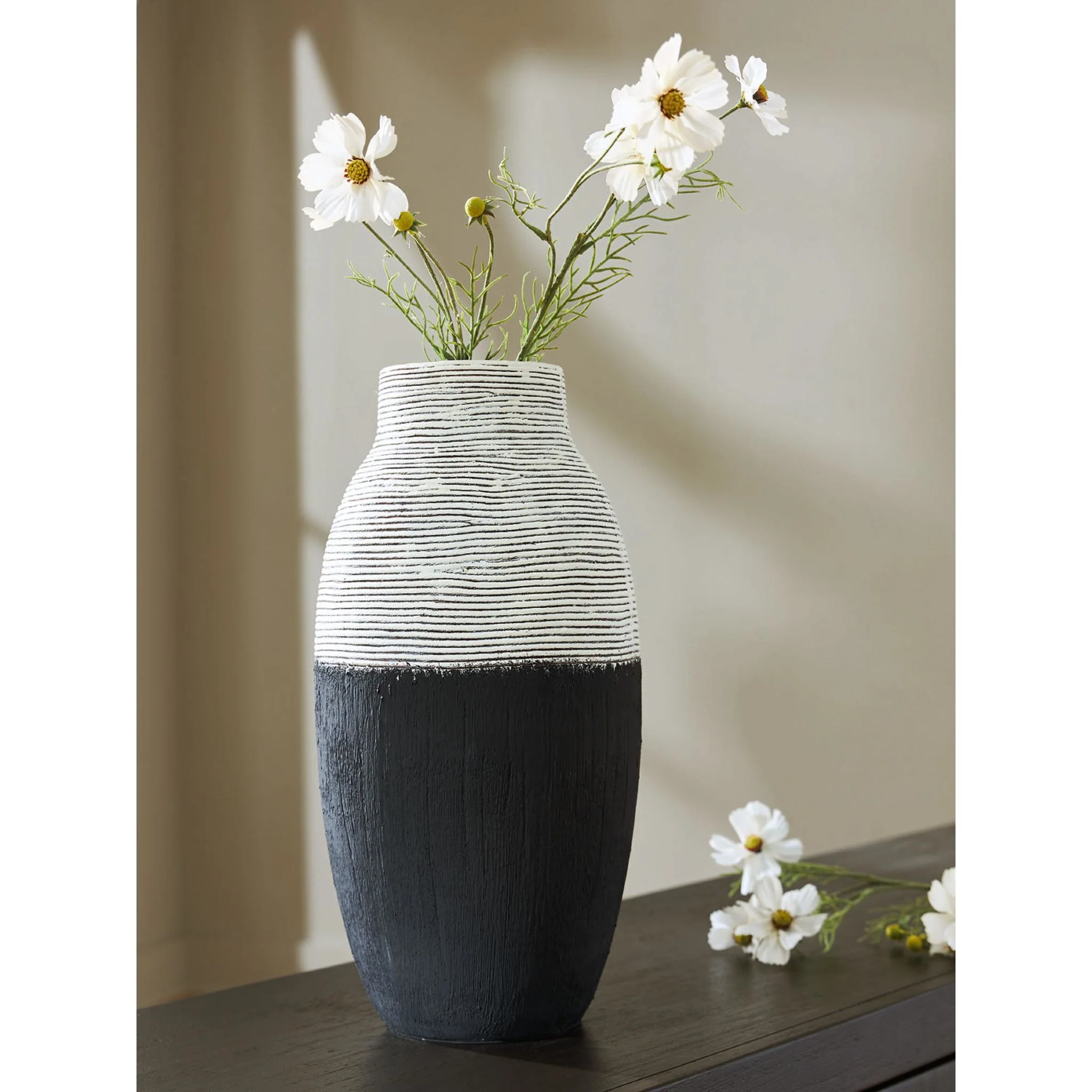 Girtha Vase - Image 2