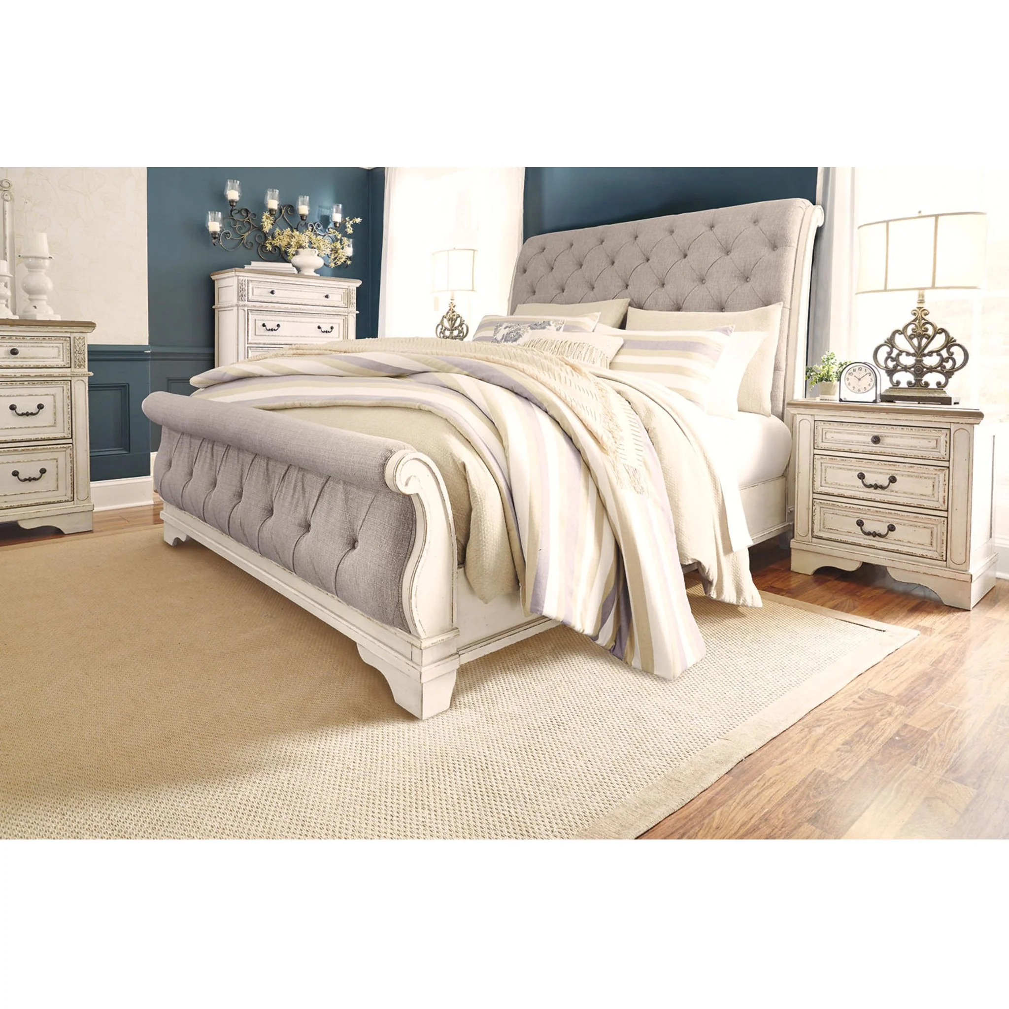 Realyn Sleigh Bed - Image 22
