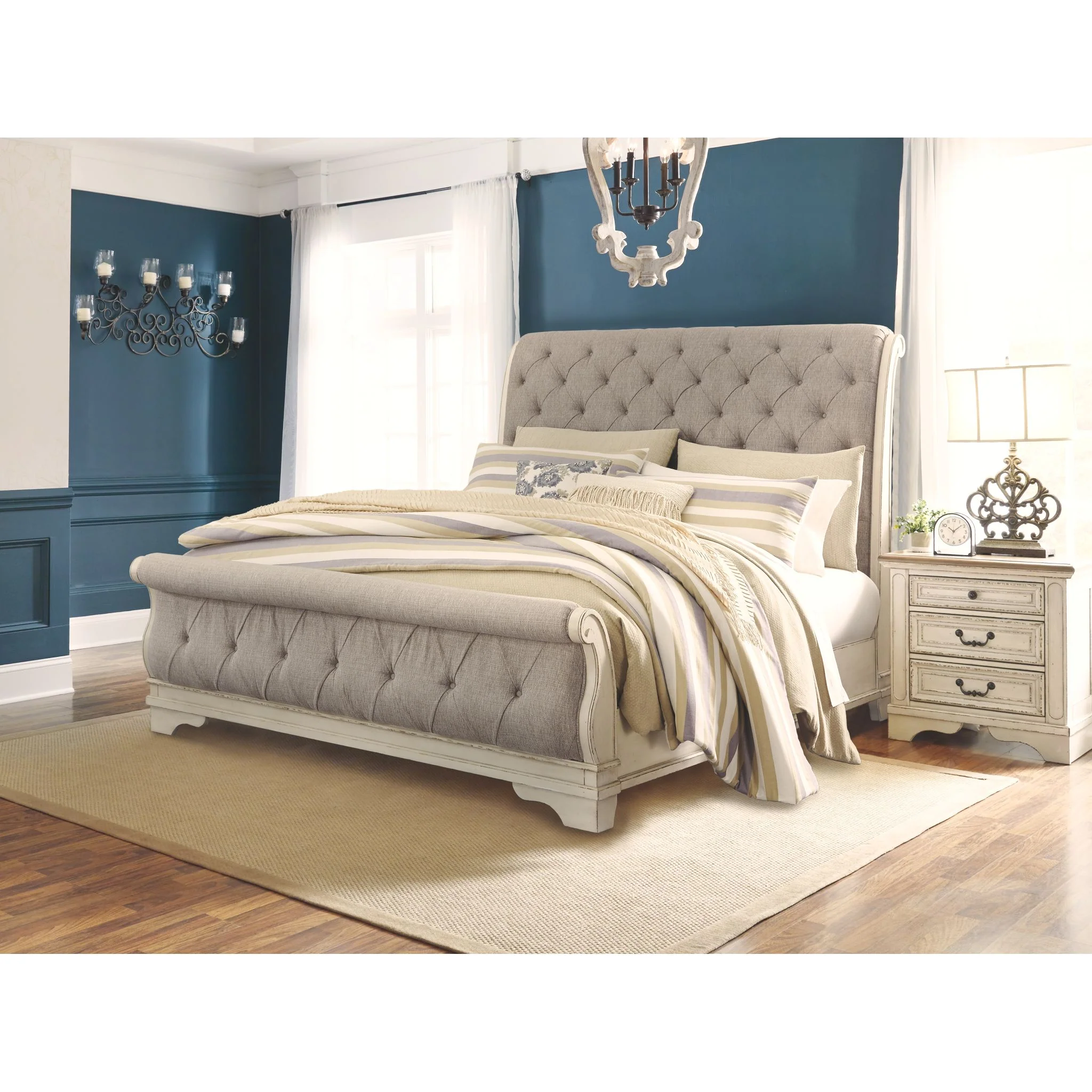Realyn Sleigh Bed - Image 31