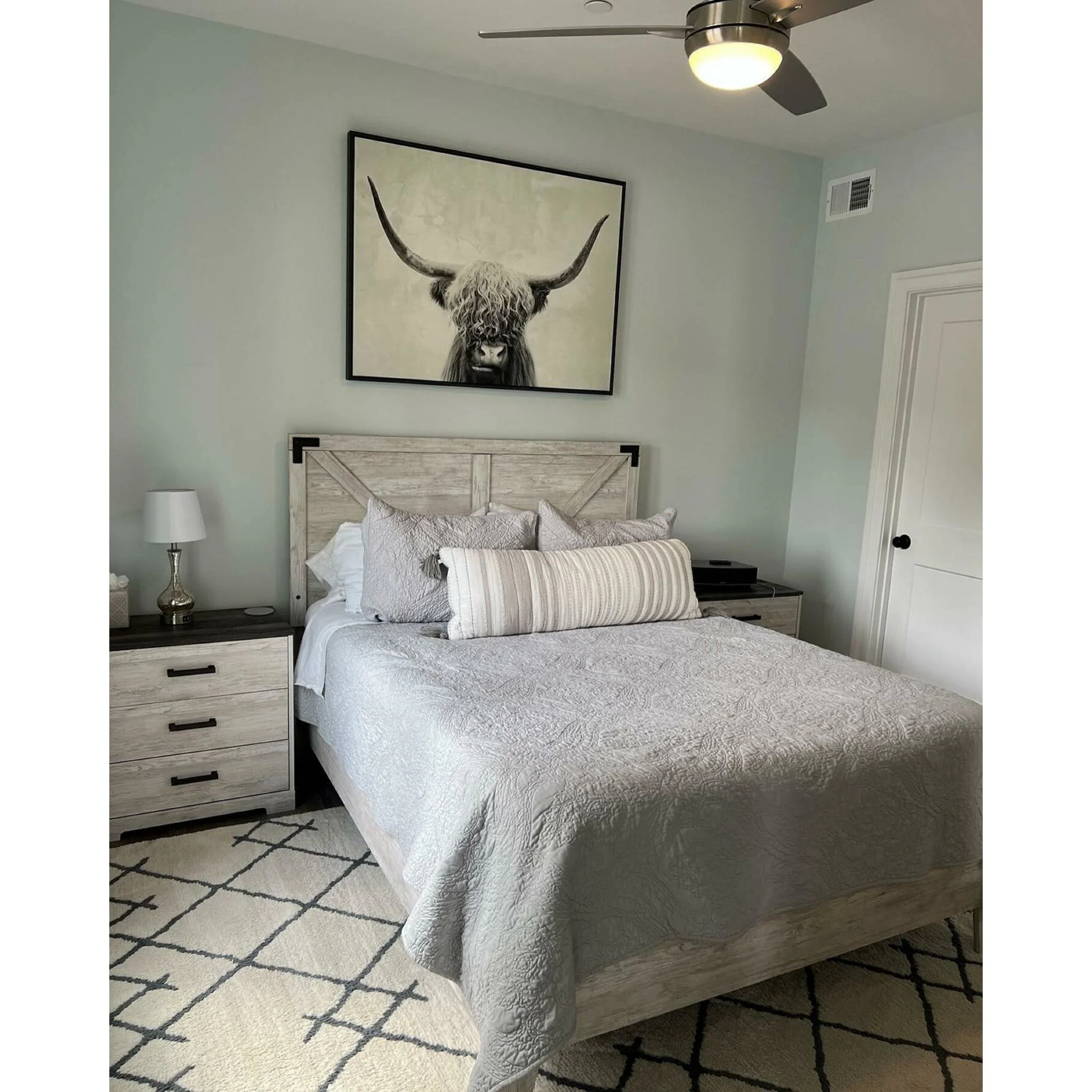 Shawburn Queen Platform Bed - Whitewash - Image 9