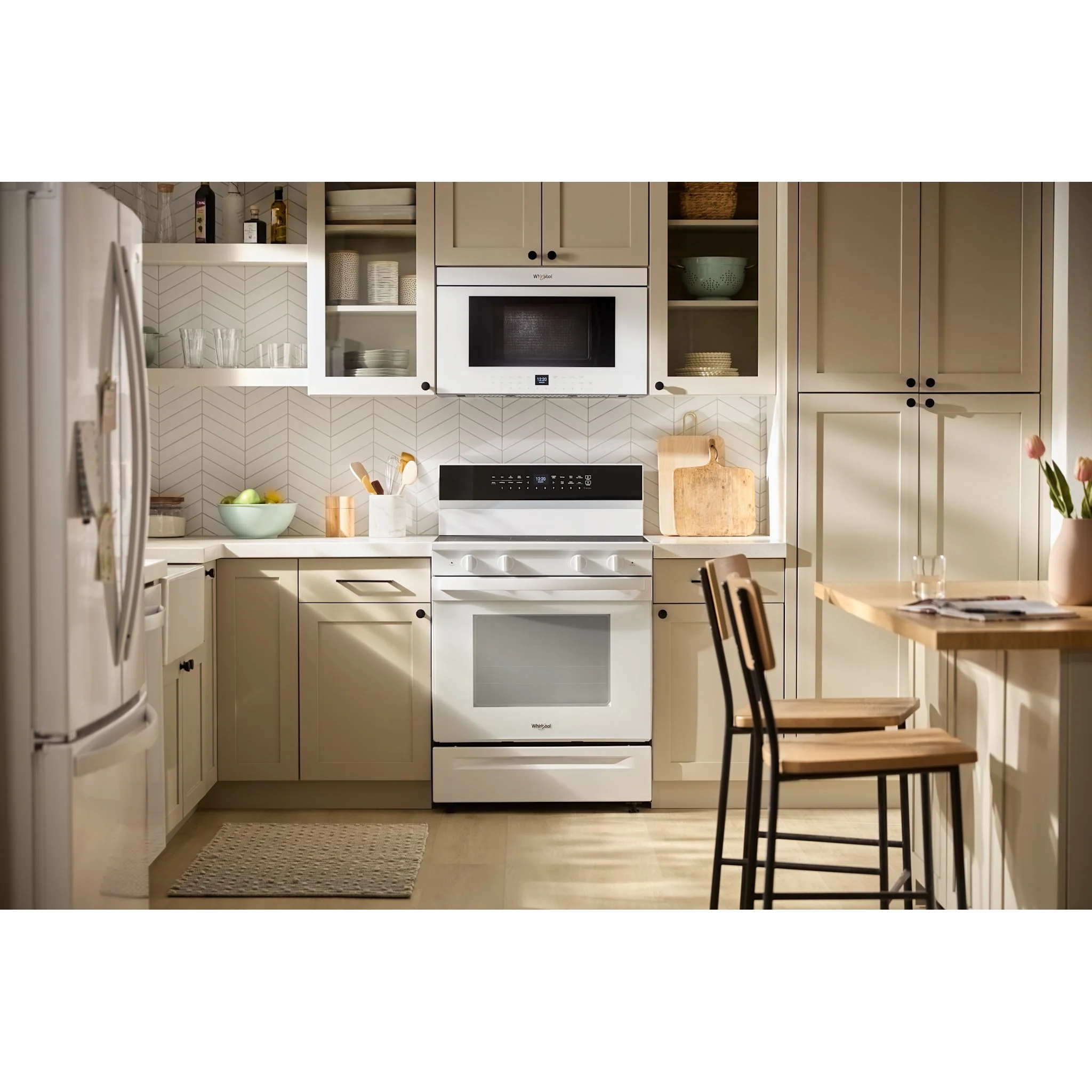 Whirlpool 30-Inch Smart Electric Range with Air Cooking, WipeClean Coating, Steam/Self Clean & Rapid Preheat - White (YWFES7530RW) - Image 6