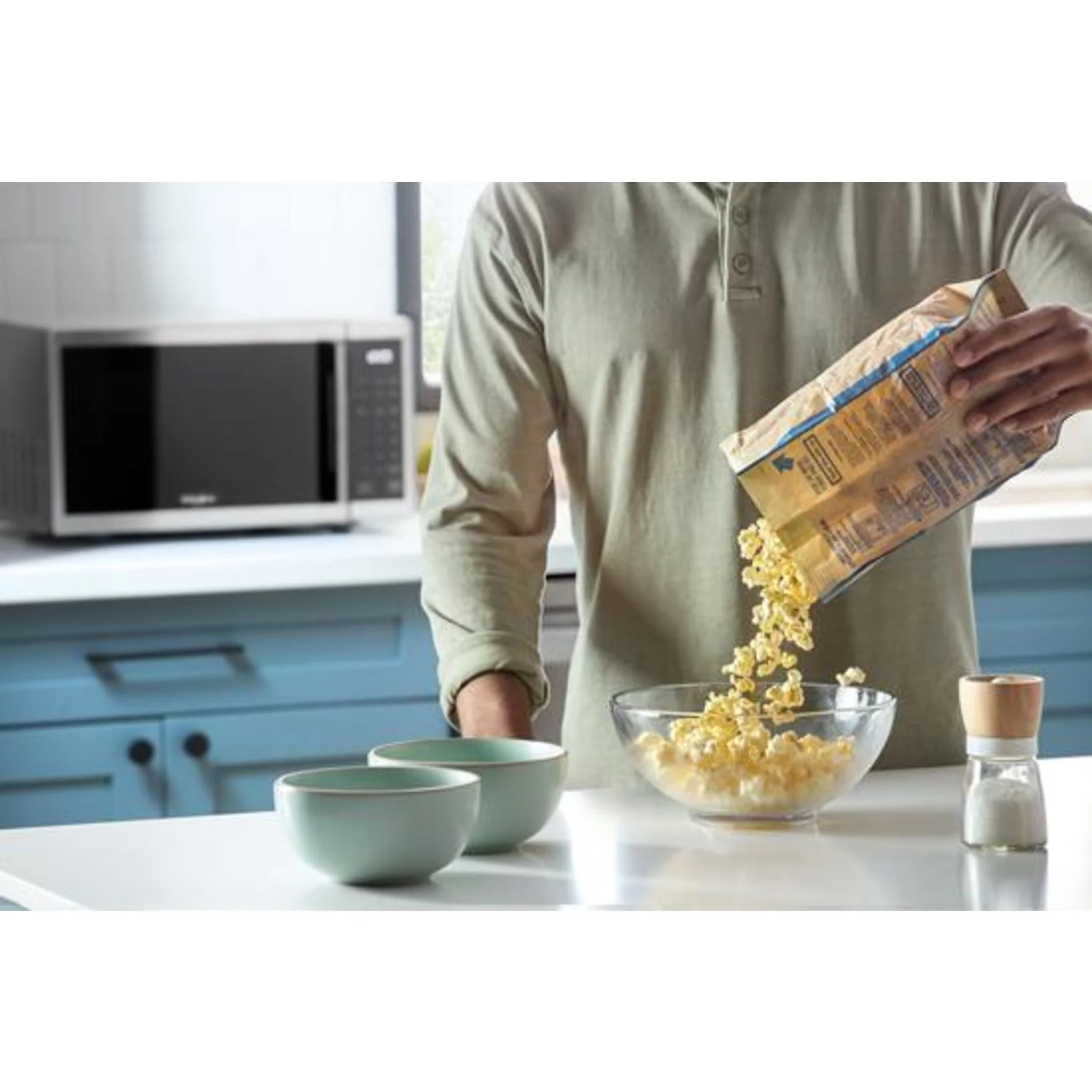 Whirlpool 0.9 cu. ft. Stainless Steel Countertop Microwave With Steam Clean - 900 watt -Stainless Steel (WMCS3019RS) - Image 4