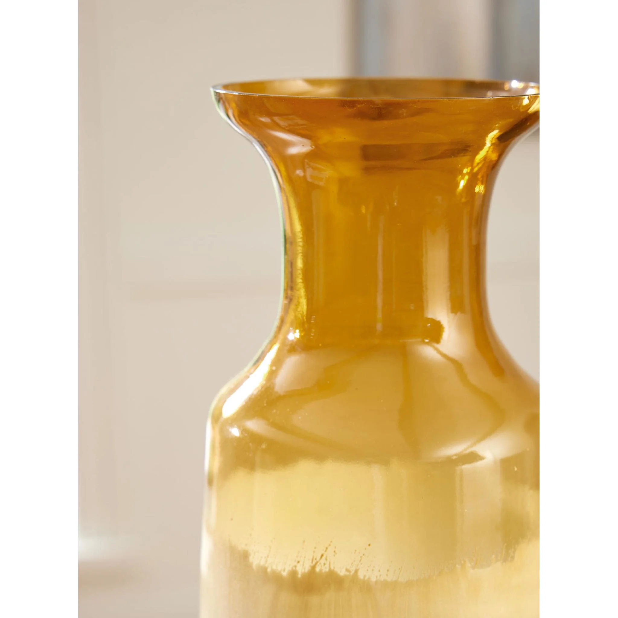 Wynburg Vase - Image 3